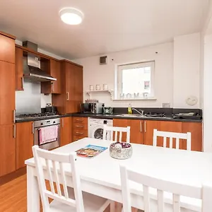 Apartment Modern Spacious 3 Bedroom Centre - Free Parking - Private Balcony, Edinburgh