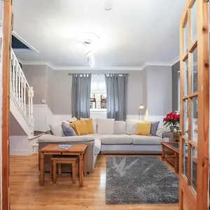 Holiday home Beautiful 4 Bedroom - Free Parking, Edinburgh